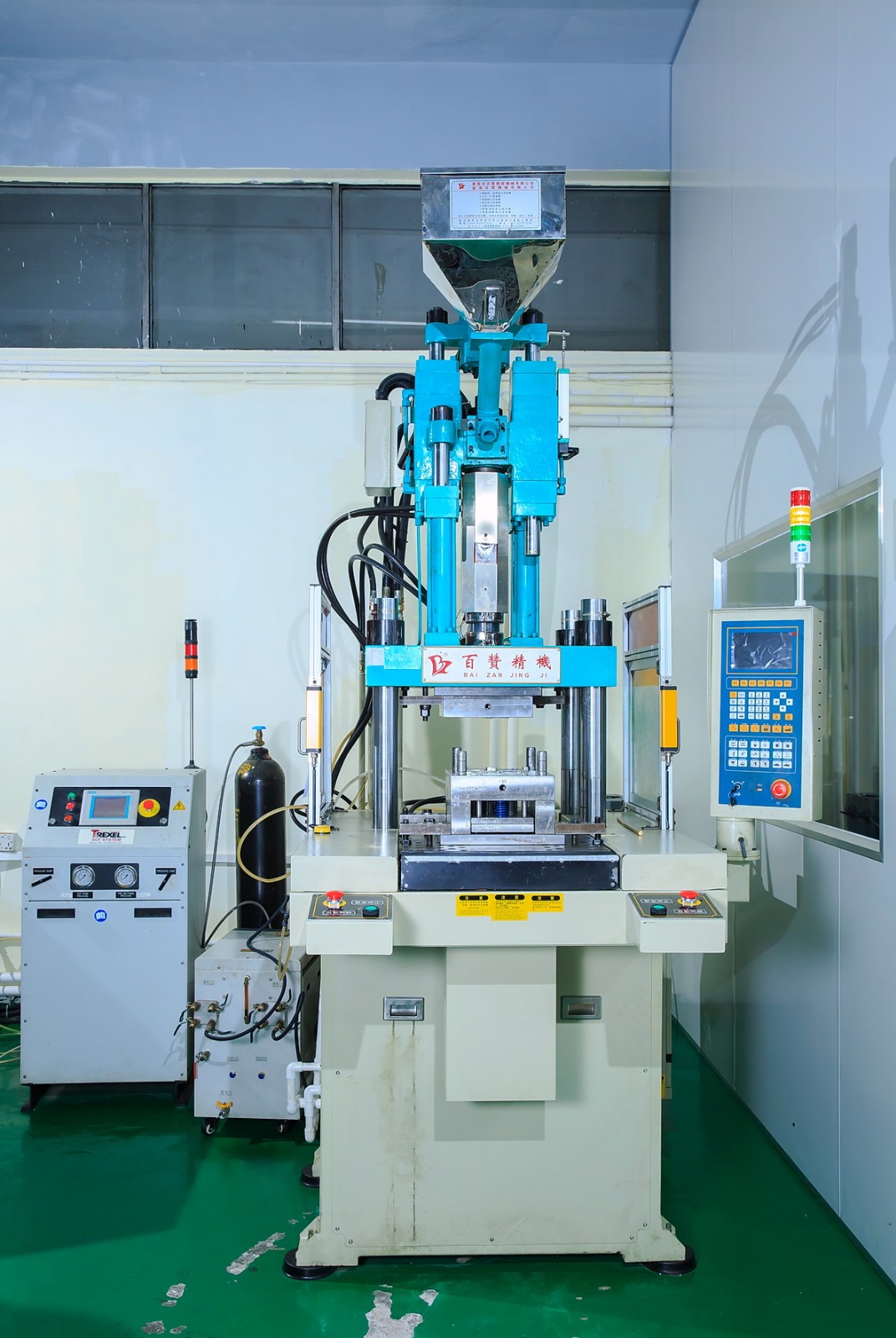 Vertical injection molding machine 